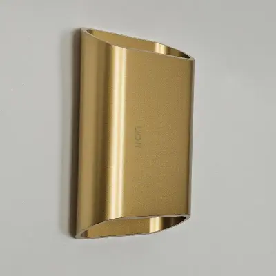 Foto van Wandlamp Bas warm goud klein 15cm x 10cm dimbaar
