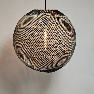 Foto van rieten hanglamp Stripes Globe 50 cm 510641