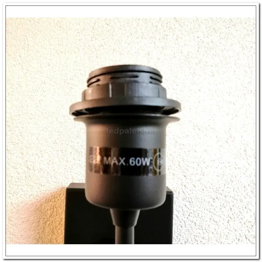 Foto 4 wandlamp led 3w e27 met USB oplader met zwarte kap