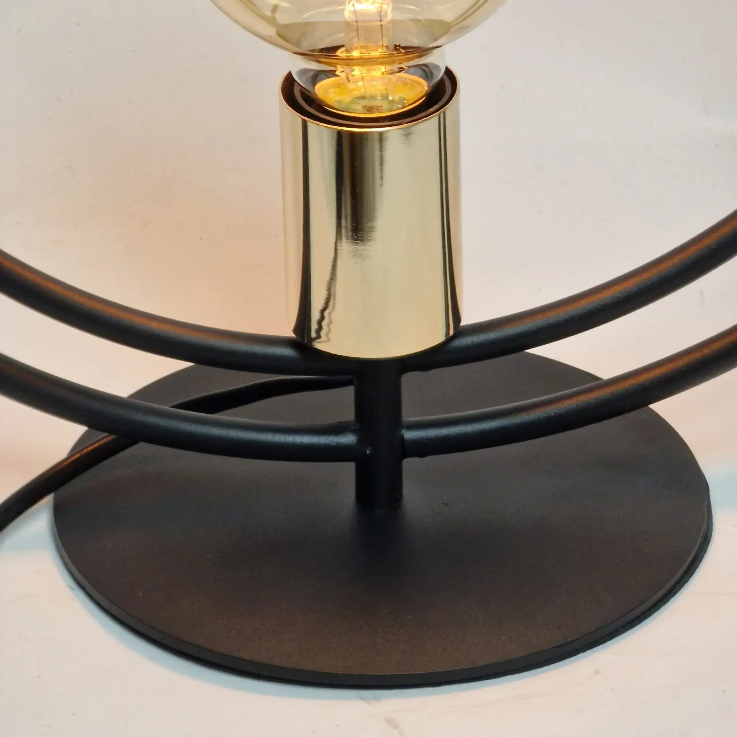 Foto 3 Tafellamp Ring Zwart Goud 34x36