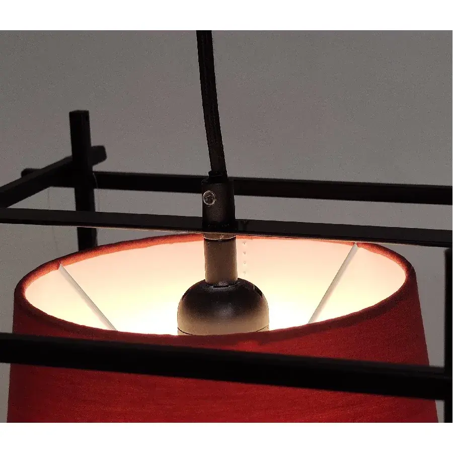 Foto 2 Hanglamp Ernie zwart met rode kap 1 lichts