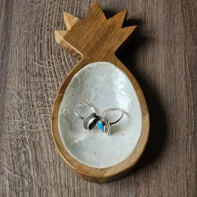 Foto van Houten bakje ananas met witte schelp